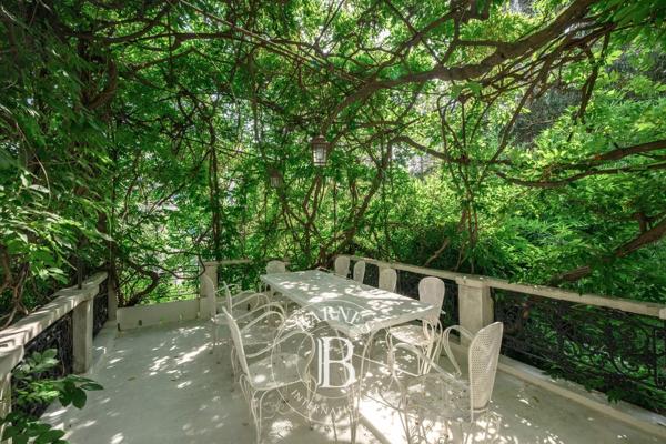 Menton, Maison  743 m² à vendre