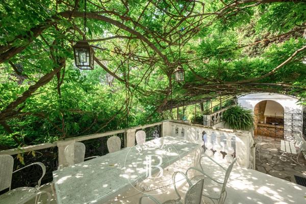 Menton, Maison  743 m² à vendre