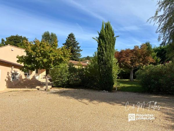 Maison de plain-pied ,170 m², piscine intérieure, parc arboré, garage