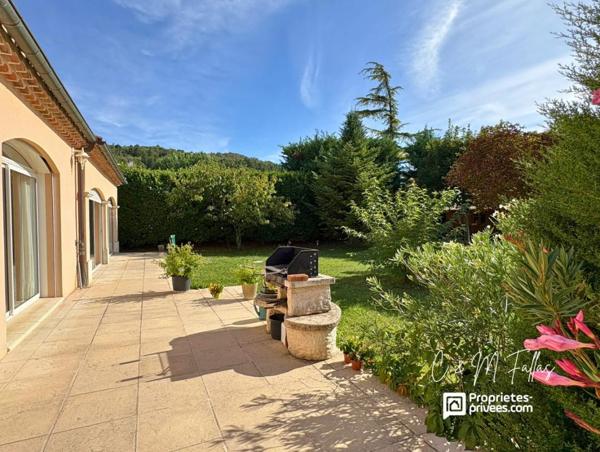 Maison de plain-pied ,170 m², piscine intérieure, parc arboré, garage