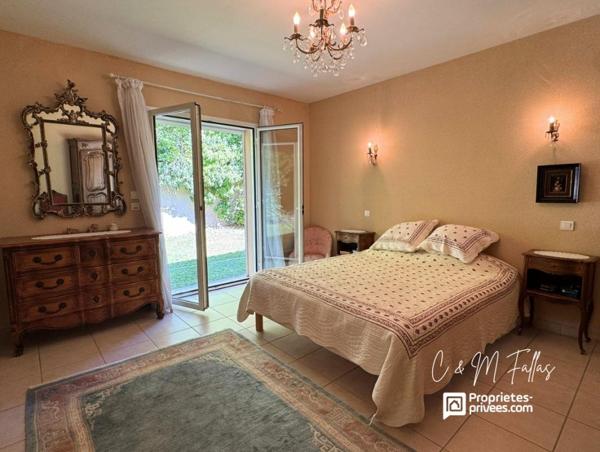 Maison de plain-pied ,170 m², piscine intérieure, parc arboré, garage