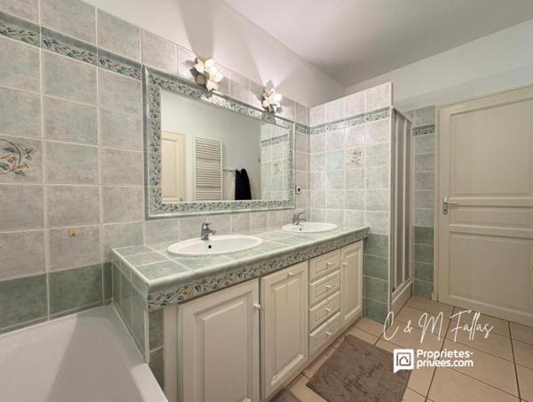 Maison de plain-pied ,170 m², piscine intérieure, parc arboré, garage