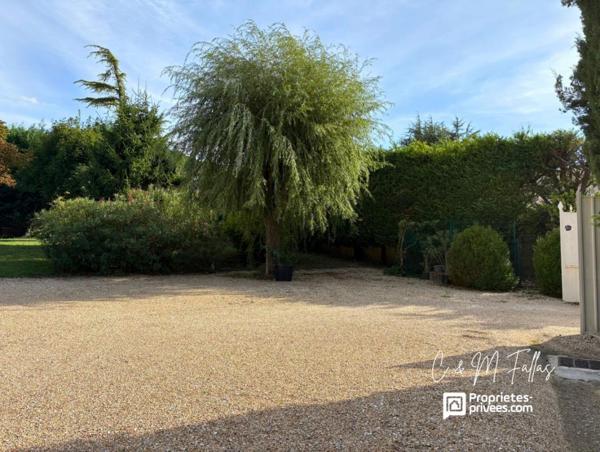Maison de plain-pied ,170 m², piscine intérieure, parc arboré, garage