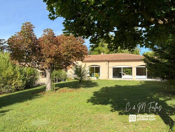 Maison de plain-pied ,170 m², piscine intérieure, parc arboré, garage
