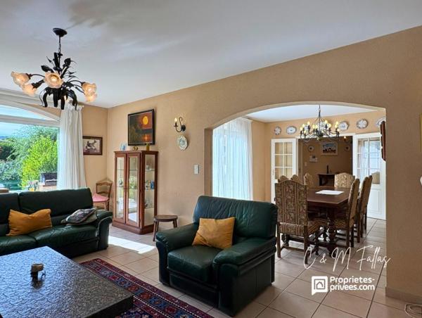 Maison de plain-pied ,170 m², piscine intérieure, parc arboré, garage