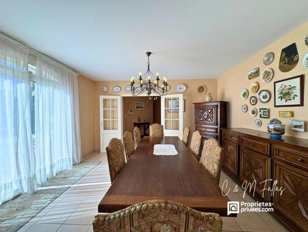 Maison de plain-pied ,170 m², piscine intérieure, parc arboré, garage