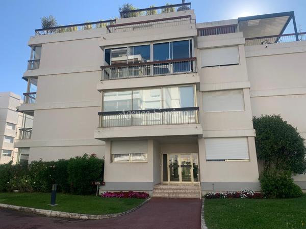 Rare opportunité en bord de mer : appartement avec cave, garage et vue mer