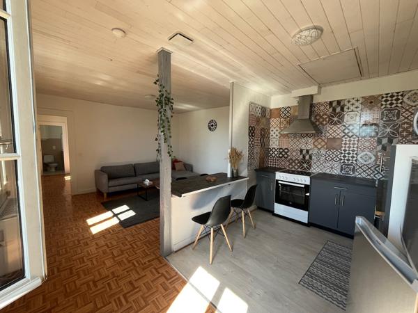 VILLENEUVE SUR LOT, appartement T2 d'environ 52,86 m2 MEUBLE entièrement redécoré avec cuisine équipée neuve. Situé au 2ème étage appartement comprenant : une entrée avec placard, une cuisine équipée, un salon séjour, une chambre et une salle d'eau avec , Villeneuve sur lot
