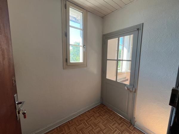 VILLENEUVE SUR LOT, appartement T2 d'environ 52,86 m2 MEUBLE entièrement redécoré avec cuisine équipée neuve. Situé au 2ème étage appartement comprenant : une entrée avec placard, une cuisine équipée, un salon séjour, une chambre et une salle d'eau avec , Villeneuve sur lot