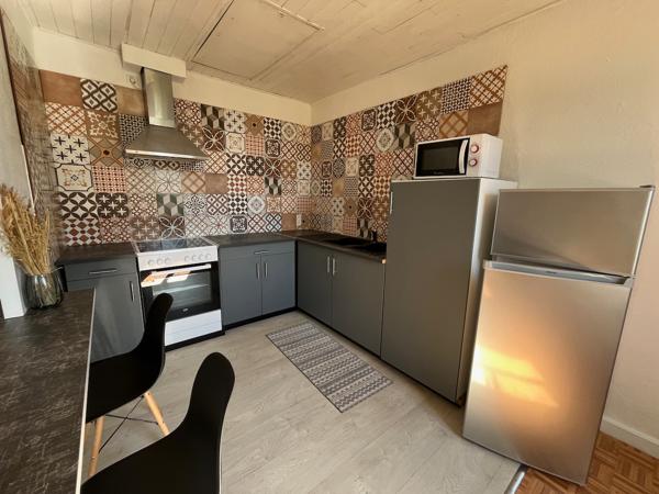 VILLENEUVE SUR LOT, appartement T2 d'environ 52,86 m2 MEUBLE entièrement redécoré avec cuisine équipée neuve. Situé au 2ème étage appartement comprenant : une entrée avec placard, une cuisine équipée, un salon séjour, une chambre et une salle d'eau avec , Villeneuve sur lot