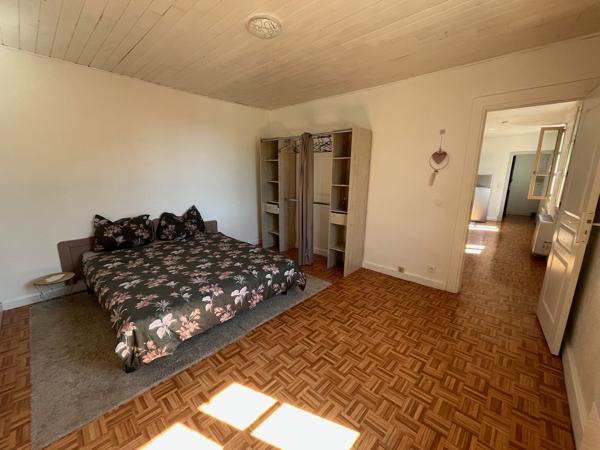 VILLENEUVE SUR LOT, appartement T2 d'environ 52,86 m2 MEUBLE entièrement redécoré avec cuisine équipée neuve. Situé au 2ème étage appartement comprenant : une entrée avec placard, une cuisine équipée, un salon séjour, une chambre et une salle d'eau avec , Villeneuve sur lot