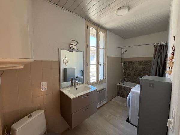VILLENEUVE SUR LOT, appartement T2 d'environ 52,86 m2 MEUBLE entièrement redécoré avec cuisine équipée neuve. Situé au 2ème étage appartement comprenant : une entrée avec placard, une cuisine équipée, un salon séjour, une chambre et une salle d'eau avec , Villeneuve sur lot