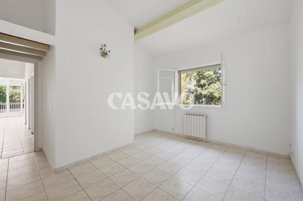 Vente Maison 8 pièces de 236m² - 13760 Saint-Cannat