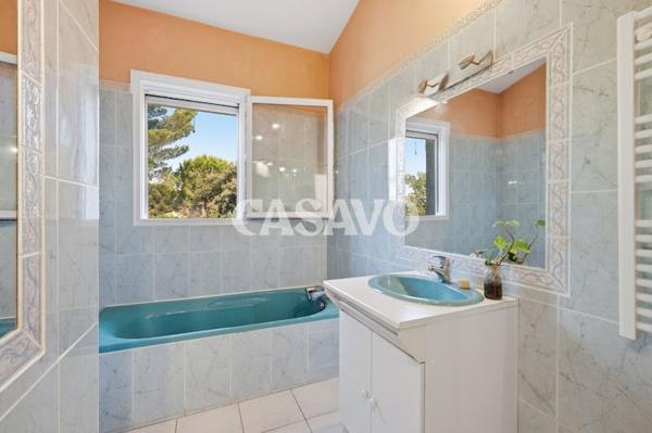 Vente Maison 8 pièces de 236m² - 13760 Saint-Cannat