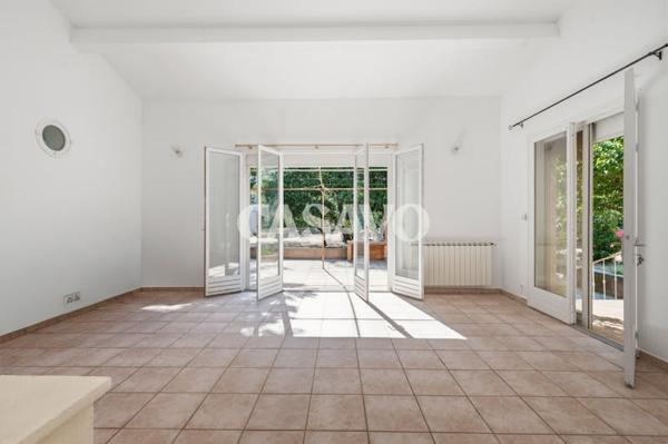 Vente Maison 8 pièces de 236m² - 13760 Saint-Cannat