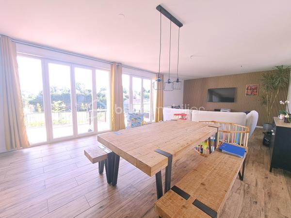 Laurent Jacquet (06.86.41.88.12) vous propose à la vente une maison en briques récemment rénovée, située à 5 minutes de la gare et du centre-ville d'Abbeville. Elle bénéficie d'une entrée sous porte cochère, d'un garage, d'une habitation attenante et d'un jardin exposé plein sud, offrant un cadre de vie agréable et sans vis-à-vis.

Au rez-de-chaussée, vous découvrirez :
- une cuisine équipée de 16m²
- un séjour lumineux de 35m² attenant à une terrasse exposée plein sud
- une chambre avec dressing de 17m²
-une salle de douche avec WC, offrant tout le confort de plain-pied.

Au premier étage :
- un semi-acces donne sur une première chambre de 10m²
- quelques marches plus haut, un palier distribue deux autres chambres de 16 et 13 m²
- une salle de bains.

Au deuxième étage, un grand grenier isolé d'environ 35m² et aménageable offre un beau potentiel pour la création de deux chambres supplémentaires ou d'un espace de loisirs selon vos envies.

Récemment rénovée, y compris la toiture, et bénéficiant d'une isolation performante, cette maison est chauffée par une chaudière à granulés, garantissant une consommation énergétique maîtrisée. Son excellent Diagnostic de Performance Énergétique classé C constitue un véritable atout.

La propriété comprend également une seconde habitation avec entrée indépendante d'environ 40 m², offrant de nombreuses possibilités

À l'extérieur, vous profiterez d'une entrée sous porte cochère donnant accès à un garage d'environ 20 m², d'une agréable terrasse bien exposée ainsi que d'un jardinet, le tout sur une parcelle d'environ 870 m².

-