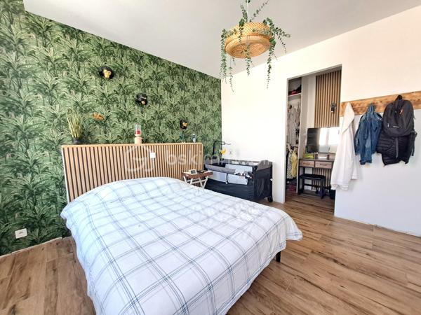 Laurent Jacquet (06.86.41.88.12) vous propose à la vente une maison en briques récemment rénovée, située à 5 minutes de la gare et du centre-ville d'Abbeville. Elle bénéficie d'une entrée sous porte cochère, d'un garage, d'une habitation attenante et d'un jardin exposé plein sud, offrant un cadre de vie agréable et sans vis-à-vis.

Au rez-de-chaussée, vous découvrirez :
- une cuisine équipée de 16m²
- un séjour lumineux de 35m² attenant à une terrasse exposée plein sud
- une chambre avec dressing de 17m²
-une salle de douche avec WC, offrant tout le confort de plain-pied.

Au premier étage :
- un semi-acces donne sur une première chambre de 10m²
- quelques marches plus haut, un palier distribue deux autres chambres de 16 et 13 m²
- une salle de bains.

Au deuxième étage, un grand grenier isolé d'environ 35m² et aménageable offre un beau potentiel pour la création de deux chambres supplémentaires ou d'un espace de loisirs selon vos envies.

Récemment rénovée, y compris la toiture, et bénéficiant d'une isolation performante, cette maison est chauffée par une chaudière à granulés, garantissant une consommation énergétique maîtrisée. Son excellent Diagnostic de Performance Énergétique classé C constitue un véritable atout.

La propriété comprend également une seconde habitation avec entrée indépendante d'environ 40 m², offrant de nombreuses possibilités

À l'extérieur, vous profiterez d'une entrée sous porte cochère donnant accès à un garage d'environ 20 m², d'une agréable terrasse bien exposée ainsi que d'un jardinet, le tout sur une parcelle d'environ 870 m².

-