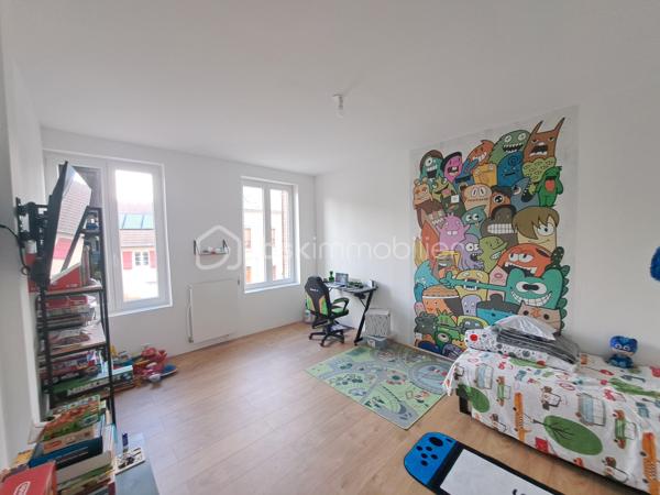Laurent Jacquet (06.86.41.88.12) vous propose à la vente une maison en briques récemment rénovée, située à 5 minutes de la gare et du centre-ville d'Abbeville. Elle bénéficie d'une entrée sous porte cochère, d'un garage, d'une habitation attenante et d'un jardin exposé plein sud, offrant un cadre de vie agréable et sans vis-à-vis.

Au rez-de-chaussée, vous découvrirez :
- une cuisine équipée de 16m²
- un séjour lumineux de 35m² attenant à une terrasse exposée plein sud
- une chambre avec dressing de 17m²
-une salle de douche avec WC, offrant tout le confort de plain-pied.

Au premier étage :
- un semi-acces donne sur une première chambre de 10m²
- quelques marches plus haut, un palier distribue deux autres chambres de 16 et 13 m²
- une salle de bains.

Au deuxième étage, un grand grenier isolé d'environ 35m² et aménageable offre un beau potentiel pour la création de deux chambres supplémentaires ou d'un espace de loisirs selon vos envies.

Récemment rénovée, y compris la toiture, et bénéficiant d'une isolation performante, cette maison est chauffée par une chaudière à granulés, garantissant une consommation énergétique maîtrisée. Son excellent Diagnostic de Performance Énergétique classé C constitue un véritable atout.

La propriété comprend également une seconde habitation avec entrée indépendante d'environ 40 m², offrant de nombreuses possibilités

À l'extérieur, vous profiterez d'une entrée sous porte cochère donnant accès à un garage d'environ 20 m², d'une agréable terrasse bien exposée ainsi que d'un jardinet, le tout sur une parcelle d'environ 870 m².

-