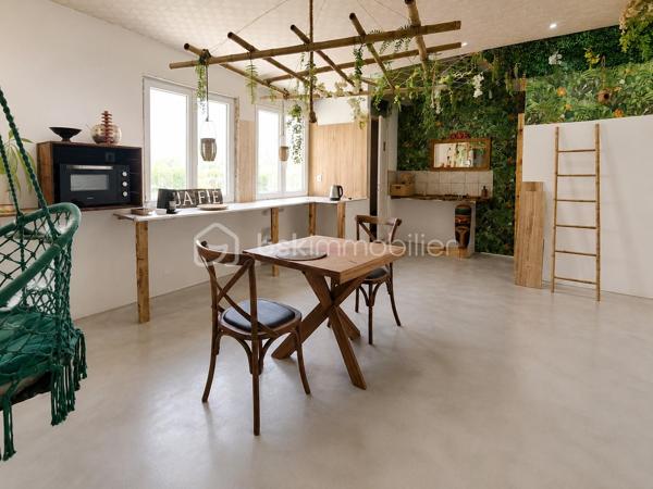 Laurent Jacquet (06.86.41.88.12) vous propose à la vente une maison en briques récemment rénovée, située à 5 minutes de la gare et du centre-ville d'Abbeville. Elle bénéficie d'une entrée sous porte cochère, d'un garage, d'une habitation attenante et d'un jardin exposé plein sud, offrant un cadre de vie agréable et sans vis-à-vis.

Au rez-de-chaussée, vous découvrirez :
- une cuisine équipée de 16m²
- un séjour lumineux de 35m² attenant à une terrasse exposée plein sud
- une chambre avec dressing de 17m²
-une salle de douche avec WC, offrant tout le confort de plain-pied.

Au premier étage :
- un semi-acces donne sur une première chambre de 10m²
- quelques marches plus haut, un palier distribue deux autres chambres de 16 et 13 m²
- une salle de bains.

Au deuxième étage, un grand grenier isolé d'environ 35m² et aménageable offre un beau potentiel pour la création de deux chambres supplémentaires ou d'un espace de loisirs selon vos envies.

Récemment rénovée, y compris la toiture, et bénéficiant d'une isolation performante, cette maison est chauffée par une chaudière à granulés, garantissant une consommation énergétique maîtrisée. Son excellent Diagnostic de Performance Énergétique classé C constitue un véritable atout.

La propriété comprend également une seconde habitation avec entrée indépendante d'environ 40 m², offrant de nombreuses possibilités

À l'extérieur, vous profiterez d'une entrée sous porte cochère donnant accès à un garage d'environ 20 m², d'une agréable terrasse bien exposée ainsi que d'un jardinet, le tout sur une parcelle d'environ 870 m².

-