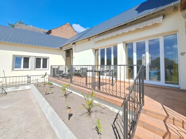 Laurent Jacquet (06.86.41.88.12) vous propose à la vente une maison en briques récemment rénovée, située à 5 minutes de la gare et du centre-ville d'Abbeville. Elle bénéficie d'une entrée sous porte cochère, d'un garage, d'une habitation attenante et d'un jardin exposé plein sud, offrant un cadre de vie agréable et sans vis-à-vis.

Au rez-de-chaussée, vous découvrirez :
- une cuisine équipée de 16m²
- un séjour lumineux de 35m² attenant à une terrasse exposée plein sud
- une chambre avec dressing de 17m²
-une salle de douche avec WC, offrant tout le confort de plain-pied.

Au premier étage :
- un semi-acces donne sur une première chambre de 10m²
- quelques marches plus haut, un palier distribue deux autres chambres de 16 et 13 m²
- une salle de bains.

Au deuxième étage, un grand grenier isolé d'environ 35m² et aménageable offre un beau potentiel pour la création de deux chambres supplémentaires ou d'un espace de loisirs selon vos envies.

Récemment rénovée, y compris la toiture, et bénéficiant d'une isolation performante, cette maison est chauffée par une chaudière à granulés, garantissant une consommation énergétique maîtrisée. Son excellent Diagnostic de Performance Énergétique classé C constitue un véritable atout.

La propriété comprend également une seconde habitation avec entrée indépendante d'environ 40 m², offrant de nombreuses possibilités

À l'extérieur, vous profiterez d'une entrée sous porte cochère donnant accès à un garage d'environ 20 m², d'une agréable terrasse bien exposée ainsi que d'un jardinet, le tout sur une parcelle d'environ 870 m².

-