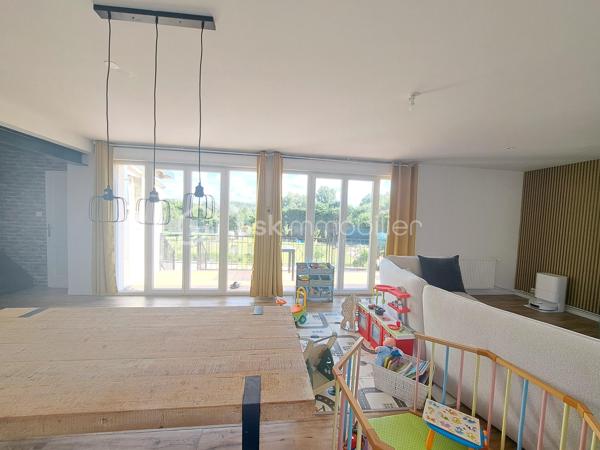 Laurent Jacquet (06.86.41.88.12) vous propose à la vente une maison en briques récemment rénovée, située à 5 minutes de la gare et du centre-ville d'Abbeville. Elle bénéficie d'une entrée sous porte cochère, d'un garage, d'une habitation attenante et d'un jardin exposé plein sud, offrant un cadre de vie agréable et sans vis-à-vis.

Au rez-de-chaussée, vous découvrirez :
- une cuisine équipée de 16m²
- un séjour lumineux de 35m² attenant à une terrasse exposée plein sud
- une chambre avec dressing de 17m²
-une salle de douche avec WC, offrant tout le confort de plain-pied.

Au premier étage :
- un semi-acces donne sur une première chambre de 10m²
- quelques marches plus haut, un palier distribue deux autres chambres de 16 et 13 m²
- une salle de bains.

Au deuxième étage, un grand grenier isolé d'environ 35m² et aménageable offre un beau potentiel pour la création de deux chambres supplémentaires ou d'un espace de loisirs selon vos envies.

Récemment rénovée, y compris la toiture, et bénéficiant d'une isolation performante, cette maison est chauffée par une chaudière à granulés, garantissant une consommation énergétique maîtrisée. Son excellent Diagnostic de Performance Énergétique classé C constitue un véritable atout.

La propriété comprend également une seconde habitation avec entrée indépendante d'environ 40 m², offrant de nombreuses possibilités

À l'extérieur, vous profiterez d'une entrée sous porte cochère donnant accès à un garage d'environ 20 m², d'une agréable terrasse bien exposée ainsi que d'un jardinet, le tout sur une parcelle d'environ 870 m².

-