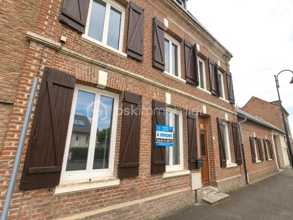 Laurent Jacquet (06.86.41.88.12) vous propose à la vente une maison en briques récemment rénovée, située à 5 minutes de la gare et du centre-ville d'Abbeville. Elle bénéficie d'une entrée sous porte cochère, d'un garage, d'une habitation attenante et d'un jardin exposé plein sud, offrant un cadre de vie agréable et sans vis-à-vis.

Au rez-de-chaussée, vous découvrirez :
- une cuisine équipée de 16m²
- un séjour lumineux de 35m² attenant à une terrasse exposée plein sud
- une chambre avec dressing de 17m²
-une salle de douche avec WC, offrant tout le confort de plain-pied.

Au premier étage :
- un semi-acces donne sur une première chambre de 10m²
- quelques marches plus haut, un palier distribue deux autres chambres de 16 et 13 m²
- une salle de bains.

Au deuxième étage, un grand grenier isolé d'environ 35m² et aménageable offre un beau potentiel pour la création de deux chambres supplémentaires ou d'un espace de loisirs selon vos envies.

Récemment rénovée, y compris la toiture, et bénéficiant d'une isolation performante, cette maison est chauffée par une chaudière à granulés, garantissant une consommation énergétique maîtrisée. Son excellent Diagnostic de Performance Énergétique classé C constitue un véritable atout.

La propriété comprend également une seconde habitation avec entrée indépendante d'environ 40 m², offrant de nombreuses possibilités

À l'extérieur, vous profiterez d'une entrée sous porte cochère donnant accès à un garage d'environ 20 m², d'une agréable terrasse bien exposée ainsi que d'un jardinet, le tout sur une parcelle d'environ 870 m².

-