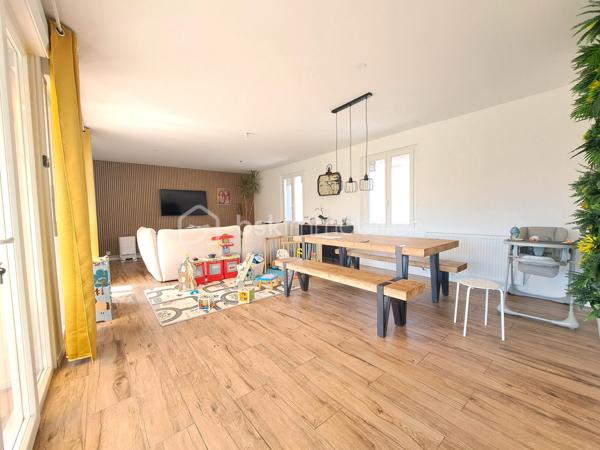 Laurent Jacquet (06.86.41.88.12) vous propose à la vente une maison en briques récemment rénovée, située à 5 minutes de la gare et du centre-ville d'Abbeville. Elle bénéficie d'une entrée sous porte cochère, d'un garage, d'une habitation attenante et d'un jardin exposé plein sud, offrant un cadre de vie agréable et sans vis-à-vis.

Au rez-de-chaussée, vous découvrirez :
- une cuisine équipée de 16m²
- un séjour lumineux de 35m² attenant à une terrasse exposée plein sud
- une chambre avec dressing de 17m²
-une salle de douche avec WC, offrant tout le confort de plain-pied.

Au premier étage :
- un semi-acces donne sur une première chambre de 10m²
- quelques marches plus haut, un palier distribue deux autres chambres de 16 et 13 m²
- une salle de bains.

Au deuxième étage, un grand grenier isolé d'environ 35m² et aménageable offre un beau potentiel pour la création de deux chambres supplémentaires ou d'un espace de loisirs selon vos envies.

Récemment rénovée, y compris la toiture, et bénéficiant d'une isolation performante, cette maison est chauffée par une chaudière à granulés, garantissant une consommation énergétique maîtrisée. Son excellent Diagnostic de Performance Énergétique classé C constitue un véritable atout.

La propriété comprend également une seconde habitation avec entrée indépendante d'environ 40 m², offrant de nombreuses possibilités

À l'extérieur, vous profiterez d'une entrée sous porte cochère donnant accès à un garage d'environ 20 m², d'une agréable terrasse bien exposée ainsi que d'un jardinet, le tout sur une parcelle d'environ 870 m².

-
