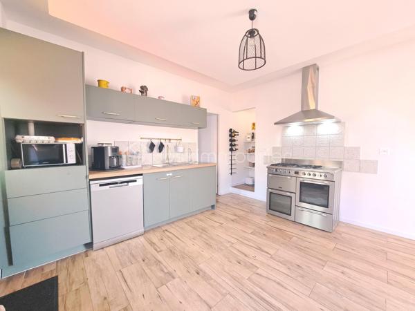 Laurent Jacquet (06.86.41.88.12) vous propose à la vente une maison en briques récemment rénovée, située à 5 minutes de la gare et du centre-ville d'Abbeville. Elle bénéficie d'une entrée sous porte cochère, d'un garage, d'une habitation attenante et d'un jardin exposé plein sud, offrant un cadre de vie agréable et sans vis-à-vis.

Au rez-de-chaussée, vous découvrirez :
- une cuisine équipée de 16m²
- un séjour lumineux de 35m² attenant à une terrasse exposée plein sud
- une chambre avec dressing de 17m²
-une salle de douche avec WC, offrant tout le confort de plain-pied.

Au premier étage :
- un semi-acces donne sur une première chambre de 10m²
- quelques marches plus haut, un palier distribue deux autres chambres de 16 et 13 m²
- une salle de bains.

Au deuxième étage, un grand grenier isolé d'environ 35m² et aménageable offre un beau potentiel pour la création de deux chambres supplémentaires ou d'un espace de loisirs selon vos envies.

Récemment rénovée, y compris la toiture, et bénéficiant d'une isolation performante, cette maison est chauffée par une chaudière à granulés, garantissant une consommation énergétique maîtrisée. Son excellent Diagnostic de Performance Énergétique classé C constitue un véritable atout.

La propriété comprend également une seconde habitation avec entrée indépendante d'environ 40 m², offrant de nombreuses possibilités

À l'extérieur, vous profiterez d'une entrée sous porte cochère donnant accès à un garage d'environ 20 m², d'une agréable terrasse bien exposée ainsi que d'un jardinet, le tout sur une parcelle d'environ 870 m².

-