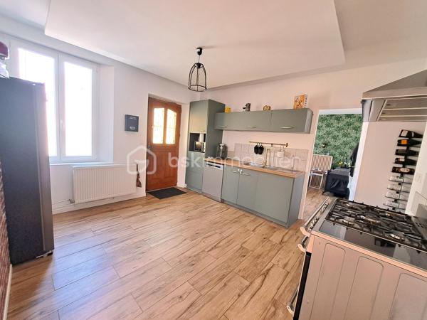 Laurent Jacquet (06.86.41.88.12) vous propose à la vente une maison en briques récemment rénovée, située à 5 minutes de la gare et du centre-ville d'Abbeville. Elle bénéficie d'une entrée sous porte cochère, d'un garage, d'une habitation attenante et d'un jardin exposé plein sud, offrant un cadre de vie agréable et sans vis-à-vis.

Au rez-de-chaussée, vous découvrirez :
- une cuisine équipée de 16m²
- un séjour lumineux de 35m² attenant à une terrasse exposée plein sud
- une chambre avec dressing de 17m²
-une salle de douche avec WC, offrant tout le confort de plain-pied.

Au premier étage :
- un semi-acces donne sur une première chambre de 10m²
- quelques marches plus haut, un palier distribue deux autres chambres de 16 et 13 m²
- une salle de bains.

Au deuxième étage, un grand grenier isolé d'environ 35m² et aménageable offre un beau potentiel pour la création de deux chambres supplémentaires ou d'un espace de loisirs selon vos envies.

Récemment rénovée, y compris la toiture, et bénéficiant d'une isolation performante, cette maison est chauffée par une chaudière à granulés, garantissant une consommation énergétique maîtrisée. Son excellent Diagnostic de Performance Énergétique classé C constitue un véritable atout.

La propriété comprend également une seconde habitation avec entrée indépendante d'environ 40 m², offrant de nombreuses possibilités

À l'extérieur, vous profiterez d'une entrée sous porte cochère donnant accès à un garage d'environ 20 m², d'une agréable terrasse bien exposée ainsi que d'un jardinet, le tout sur une parcelle d'environ 870 m².

-