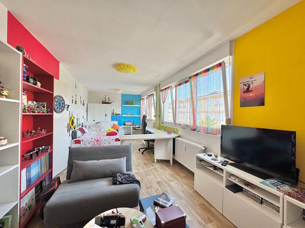 COUP DE COEUR sur ce spacieux T5 avec garage, ascenseur et grand balcon ! Proche centre ville