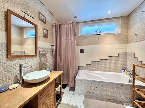 COUP DE COEUR sur ce spacieux T5 avec garage, ascenseur et grand balcon ! Proche centre ville