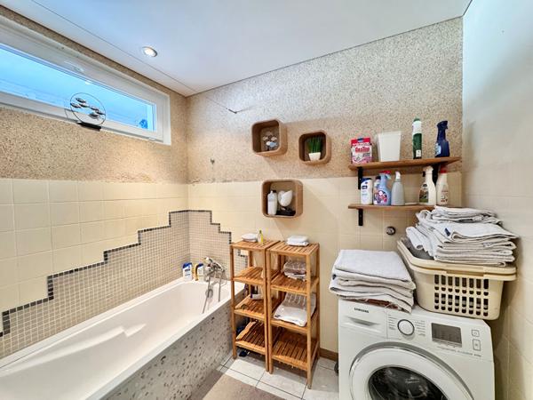 COUP DE COEUR sur ce spacieux T5 avec garage, ascenseur et grand balcon ! Proche centre ville