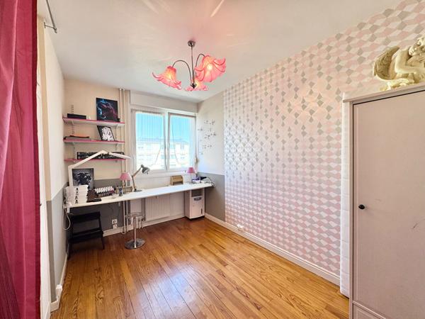 COUP DE COEUR sur ce spacieux T5 avec garage, ascenseur et grand balcon ! Proche centre ville