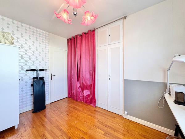 COUP DE COEUR sur ce spacieux T5 avec garage, ascenseur et grand balcon ! Proche centre ville