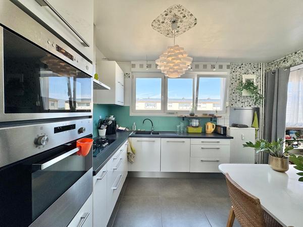 COUP DE COEUR sur ce spacieux T5 avec garage, ascenseur et grand balcon ! Proche centre ville