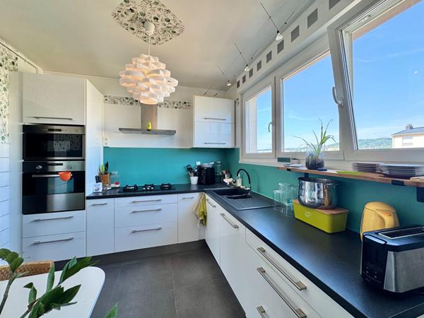COUP DE COEUR sur ce spacieux T5 avec garage, ascenseur et grand balcon ! Proche centre ville
