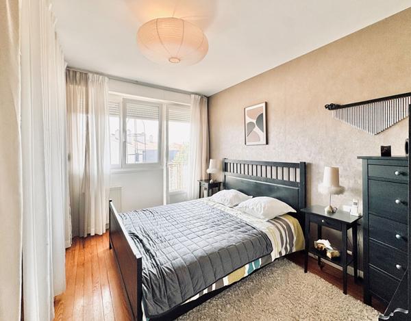 COUP DE COEUR sur ce spacieux T5 avec garage, ascenseur et grand balcon ! Proche centre ville