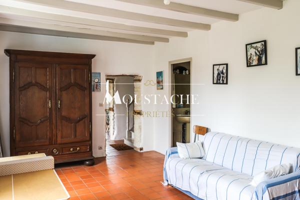 MAISON CHARENTAISE TYPIQUE - AU CALME & PROCHE CENTRE-VILLE -