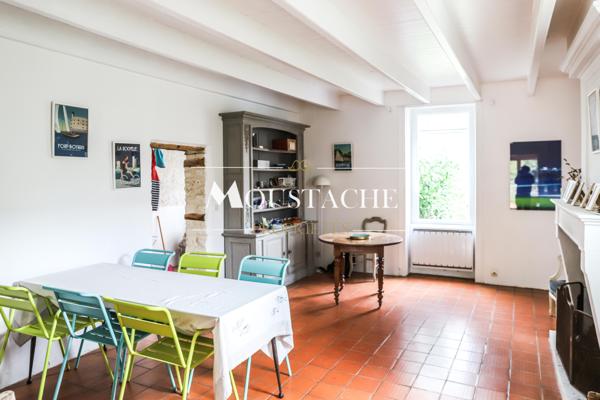 MAISON CHARENTAISE TYPIQUE - AU CALME & PROCHE CENTRE-VILLE -