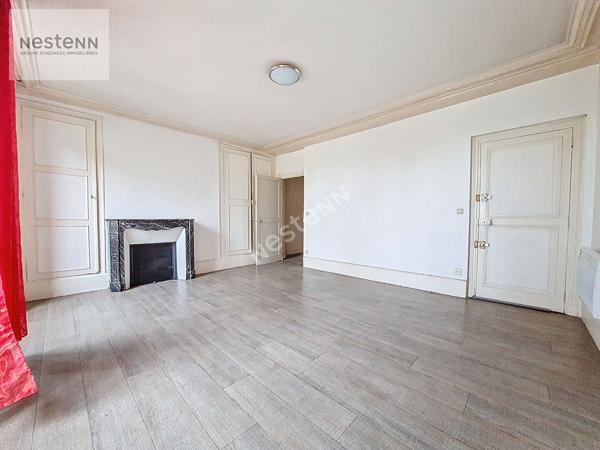ORLEANS VUE LOIRE -  GRAND DEUX PIECES DE 52 m² - QUAI BARENTIN  - 1er étage