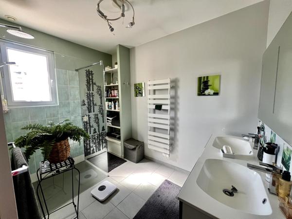 Maison avec double garage, atelier