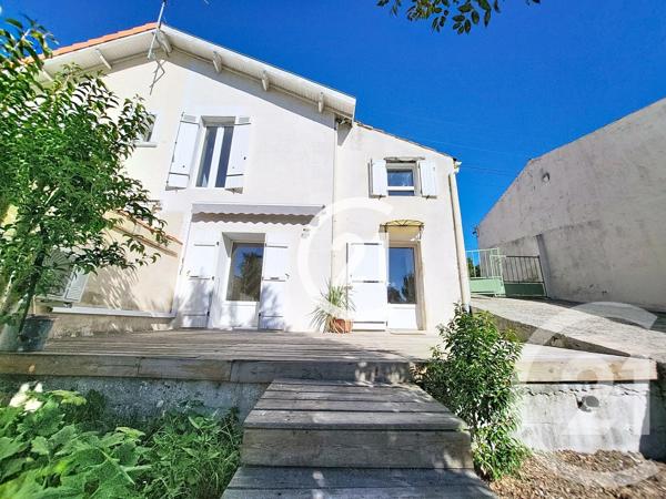 Maison à vendre  3 pièces - 40 m 2   SAINTES  - 17