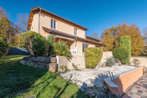 Sainte-Foy-les-Lyon - Maison d'environ 240 m² - Terrain de 633 m² avec piscine