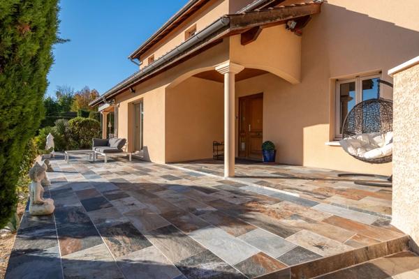 Sainte-Foy-les-Lyon - Maison d'environ 240 m² - Terrain de 633 m² avec piscine