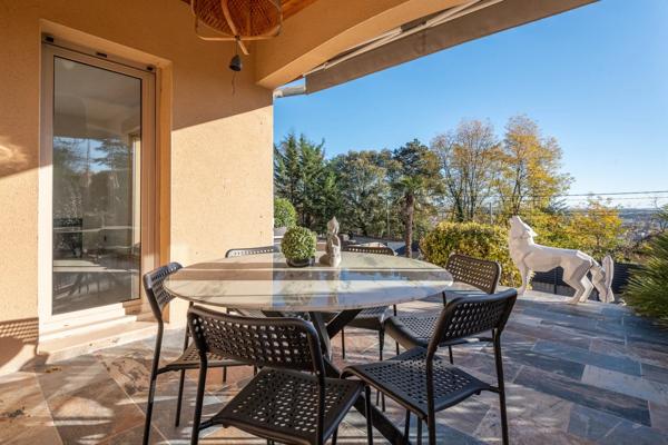 Sainte-Foy-les-Lyon - Maison d'environ 240 m² - Terrain de 633 m² avec piscine