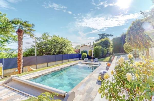 Sainte-Foy-les-Lyon - Maison d'environ 240 m² - Terrain de 633 m² avec piscine