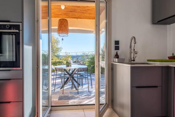 Sainte-Foy-les-Lyon - Maison d'environ 240 m² - Terrain de 633 m² avec piscine