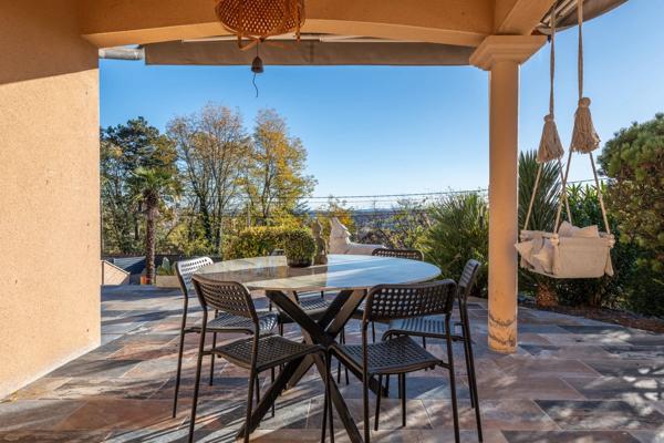 Sainte-Foy-les-Lyon - Maison d'environ 240 m² - Terrain de 633 m² avec piscine