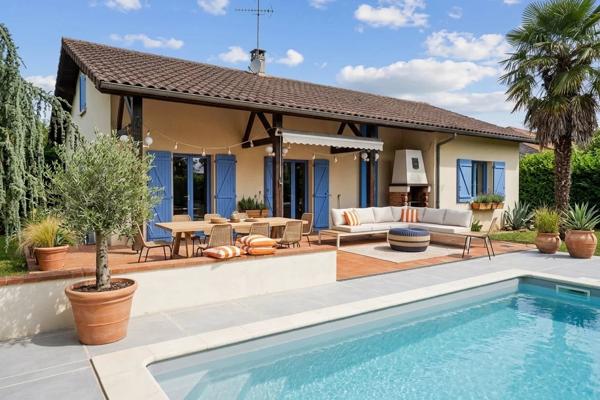 COLLONGES AU MONT D'OR - maison 215m² - terrain 1561m² -4 chambres - Piscine - Garage - sous-sol 65 m²
