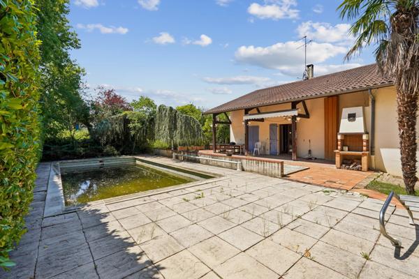 COLLONGES AU MONT D'OR - maison 215m² - terrain 1561m² -4 chambres - Piscine - Garage - sous-sol 65 m²